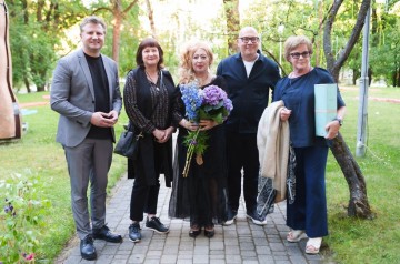Kinorežisore un scenāriste Ilona Brūvere saņem Kultūras ministrijas atzinības rakstu par radošu Mūža ieguldījumu nozarē